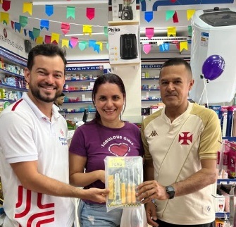 Cliente ganhando prêmio na Empório Farma